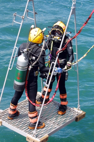 2007-5-21-navy divers 51722103