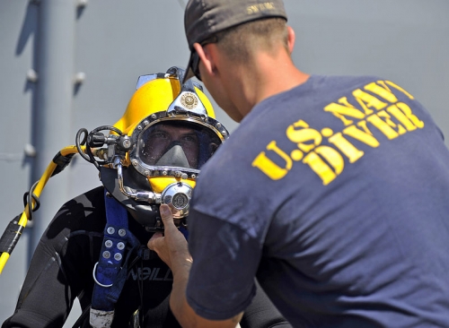800px-Flickr - Official U.S. Navy Imagery - A Navy diver conducts a pre-dive equipment check.