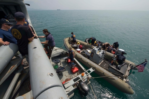 Navy-Divers-Lay-Wreath-at-USS-Houston-Wreck-Site