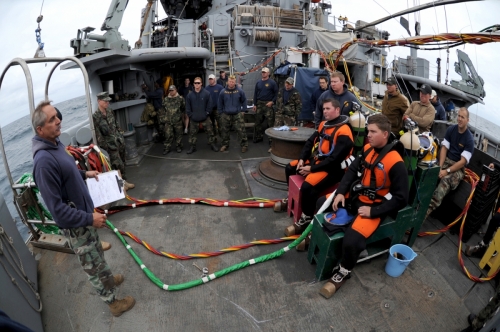 US Navy 110729-N-EF447-034 U.S. Navy Divers conduct a dive supervisor brief before dive operations aboard USNS Grasp (T-ARS 51)