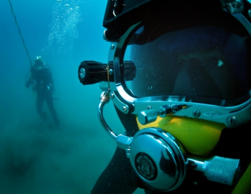 the-us-navy-provides-air-land-and-sea-support-to-the-military-these-divers-search-the-sea-floor-during-a-salvage-recovery-exercise-in-2010