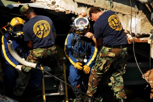 Navy salvage divers provide assistance at the collapsed I-35 bridge in Minneapolis, Minn.